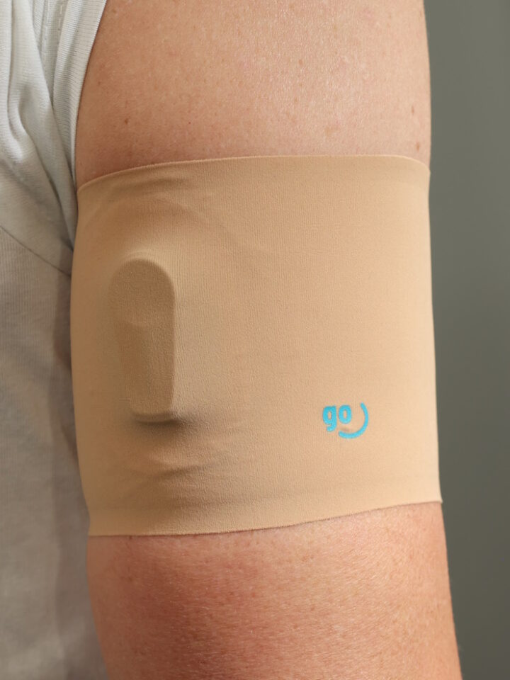 2R1A4097-Diathego-bearbeitet Diathego cover to protect diabetes sensor or insulin pump - certified medical device Machon Diathego pour protéger le capteur de glycémie ou la pompe à insuline - dispositif médical certifié Armbinde Diathego zum Schutz von Diabetes-Sensor oder Insulin-Pumpe - zertifiziertes Medizinprodukt Cover Diathego per proteggere il sensore del diabete o il microinfusore di insulina - dispositivo medico certificato Brazalete Diathego para proteger el sensor de diabetes o la bomba de insulina - producto sanitario certificado