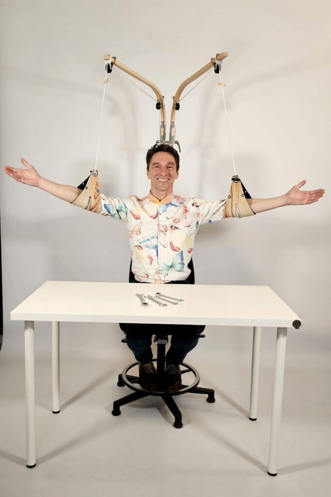 Perdelle – passive, adjustable, mechanical armrests for your ergonomic workplace to reduce the risk of Repetitive Strain Injury (RSI) and muscle tension in the back and shoulders.