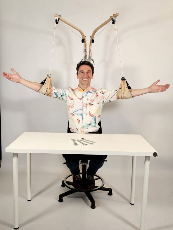 20250306_163034 Perdelle – passive, adjustable, mechanical armrests for your ergonomic workplace to reduce the risk of Repetitive Strain Injury (RSI) and muscle tension in the back and shoulders.