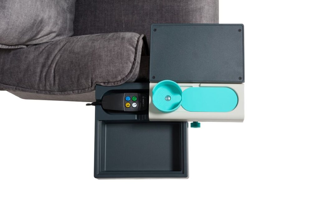 La Tablette Française - une nouvelle tablette ultra-fonctionnelle confortable pour accoudoirs de fauteuils ou canapés. Pour faciliter la vie des seniors, pour personnes en situation de handicap ou en convalescence ou pour le télétravail.