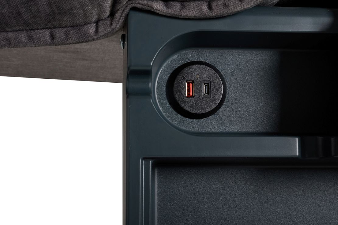 TABLETTES-FRANCAISE00106 La Tablette Française - une nouvelle tablette ultra-fonctionnelle confortable pour accoudoirs de fauteuils ou canapés. Pour faciliter la vie des seniors, pour personnes en situation de handicap ou en convalescence ou pour le télétravail.