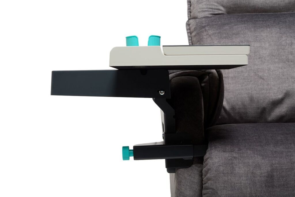 La Tablette Française - une nouvelle tablette ultra-fonctionnelle confortable pour accoudoirs de fauteuils ou canapés. Pour faciliter la vie des seniors, pour personnes en situation de handicap ou en convalescence ou pour le télétravail.