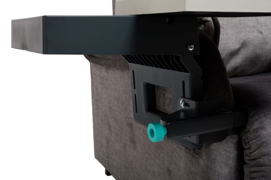 La Tablette Française - une nouvelle tablette ultra-fonctionnelle confortable pour accoudoirs de fauteuils ou canapés. Pour faciliter la vie des seniors, pour personnes en situation de handicap ou en convalescence ou pour le télétravail.