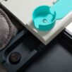 La Tablette Française - une nouvelle tablette ultra-fonctionnelle confortable pour accoudoirs de fauteuils ou canapés. Pour faciliter la vie des seniors, pour personnes en situation de handicap ou en convalescence ou pour le télétravail.