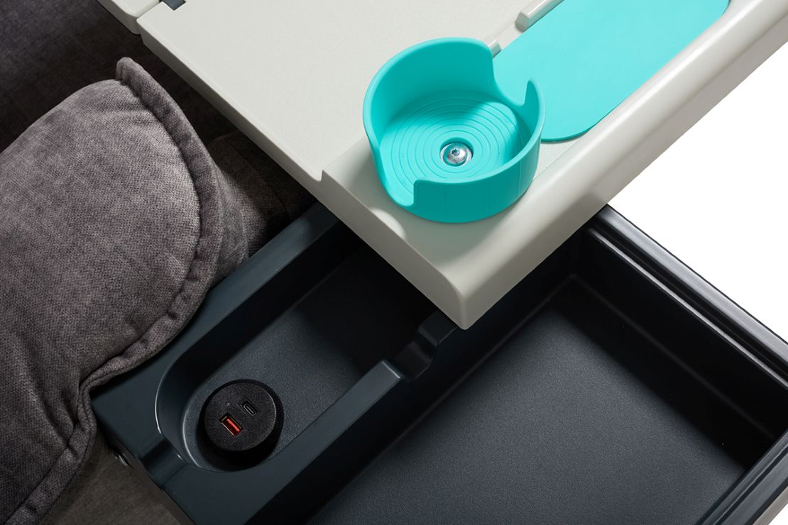 TABLETTES-FRANCAISE00117 La Tablette Française - une nouvelle tablette ultra-fonctionnelle confortable pour accoudoirs de fauteuils ou canapés. Pour faciliter la vie des seniors, pour personnes en situation de handicap ou en convalescence ou pour le télétravail.