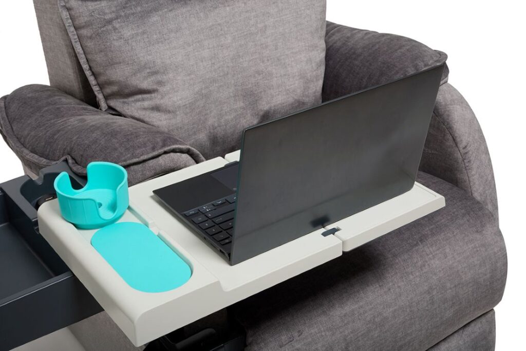 La Tablette Française - une nouvelle tablette ultra-fonctionnelle confortable pour accoudoirs de fauteuils ou canapés. Pour faciliter la vie des seniors, pour personnes en situation de handicap ou en convalescence ou pour le télétravail.