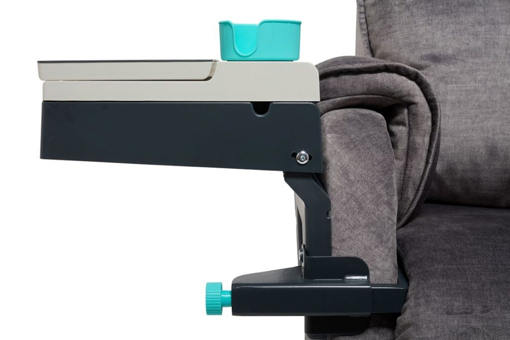 La Tablette Française - une nouvelle tablette ultra-fonctionnelle confortable pour accoudoirs de fauteuils ou canapés. Pour faciliter la vie des seniors, pour personnes en situation de handicap ou en convalescence ou pour le télétravail.