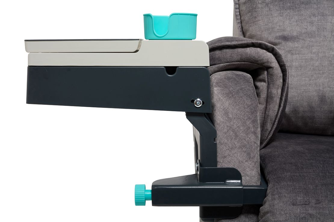 TABLETTES-FRANCAISE00137 La Tablette Française - une nouvelle tablette ultra-fonctionnelle confortable pour accoudoirs de fauteuils ou canapés. Pour faciliter la vie des seniors, pour personnes en situation de handicap ou en convalescence ou pour le télétravail.