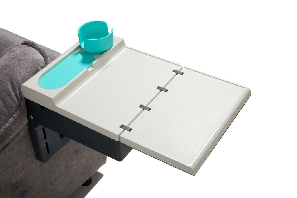 La Tablette Française - une nouvelle tablette ultra-fonctionnelle confortable pour accoudoirs de fauteuils ou canapés. Pour faciliter la vie des seniors, pour personnes en situation de handicap ou en convalescence ou pour le télétravail.