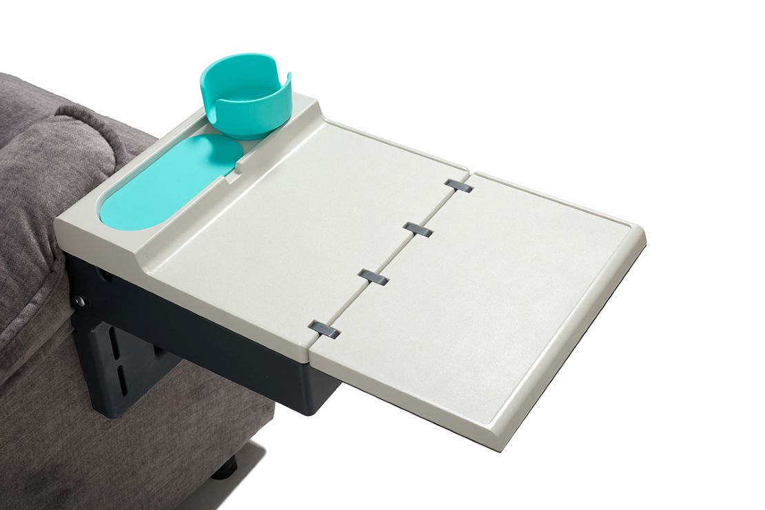 TABLETTES-FRANCAISE00142 La Tablette Française - une nouvelle tablette ultra-fonctionnelle confortable pour accoudoirs de fauteuils ou canapés. Pour faciliter la vie des seniors, pour personnes en situation de handicap ou en convalescence ou pour le télétravail.