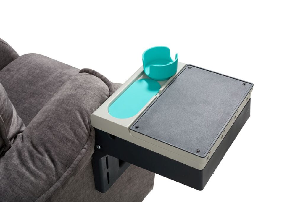 La Tablette Française - une nouvelle tablette ultra-fonctionnelle confortable pour accoudoirs de fauteuils ou canapés. Pour faciliter la vie des seniors, pour personnes en situation de handicap ou en convalescence ou pour le télétravail.