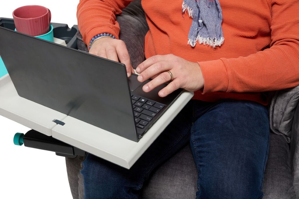 La Tablette Française - une nouvelle tablette ultra-fonctionnelle confortable pour accoudoirs de fauteuils ou canapés. Pour faciliter la vie des seniors, pour personnes en situation de handicap ou en convalescence ou pour le télétravail.