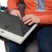 La Tablette Française - une nouvelle tablette ultra-fonctionnelle confortable pour accoudoirs de fauteuils ou canapés. Pour faciliter la vie des seniors, pour personnes en situation de handicap ou en convalescence ou pour le télétravail.