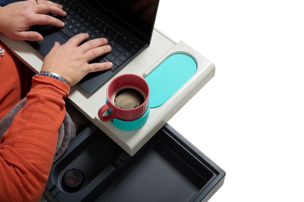 La Tablette Française - une nouvelle tablette ultra-fonctionnelle confortable pour accoudoirs de fauteuils ou canapés. Pour faciliter la vie des seniors, pour personnes en situation de handicap ou en convalescence ou pour le télétravail.