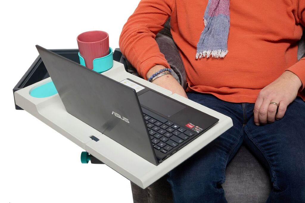 La Tablette Française - une nouvelle tablette ultra-fonctionnelle confortable pour accoudoirs de fauteuils ou canapés. Pour faciliter la vie des seniors, pour personnes en situation de handicap ou en convalescence ou pour le télétravail.