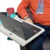 La Tablette Française - une nouvelle tablette ultra-fonctionnelle confortable pour accoudoirs de fauteuils ou canapés. Pour faciliter la vie des seniors, pour personnes en situation de handicap ou en convalescence ou pour le télétravail.