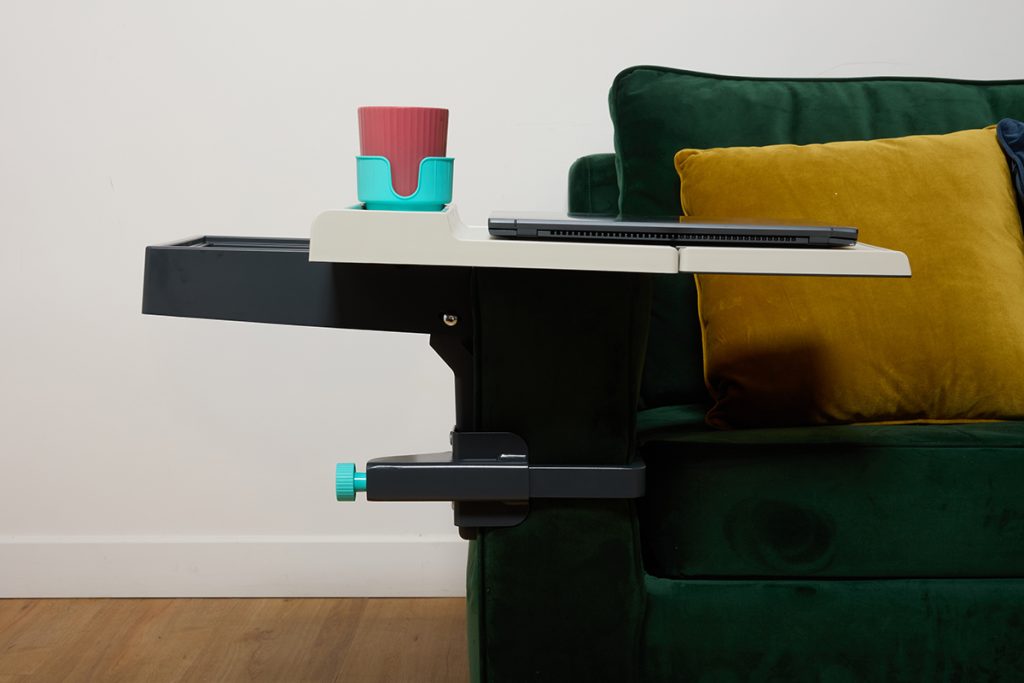 La Tablette Française - une nouvelle tablette ultra-fonctionnelle confortable pour accoudoirs de fauteuils ou canapés. Pour faciliter la vie des seniors, pour personnes en situation de handicap ou en convalescence ou pour le télétravail.