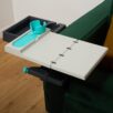 La Tablette Française - une nouvelle tablette ultra-fonctionnelle confortable pour accoudoirs de fauteuils ou canapés. Pour faciliter la vie des seniors, pour personnes en situation de handicap ou en convalescence ou pour le télétravail.