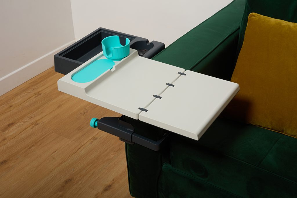La Tablette Française - une nouvelle tablette ultra-fonctionnelle confortable pour accoudoirs de fauteuils ou canapés. Pour faciliter la vie des seniors, pour personnes en situation de handicap ou en convalescence ou pour le télétravail.