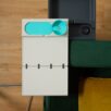 La Tablette Française - une nouvelle tablette ultra-fonctionnelle confortable pour accoudoirs de fauteuils ou canapés. Pour faciliter la vie des seniors, pour personnes en situation de handicap ou en convalescence ou pour le télétravail.