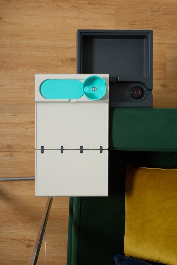 La Tablette Française - une nouvelle tablette ultra-fonctionnelle confortable pour accoudoirs de fauteuils ou canapés. Pour faciliter la vie des seniors, pour personnes en situation de handicap ou en convalescence ou pour le télétravail.