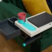 La Tablette Française - une nouvelle tablette ultra-fonctionnelle confortable pour accoudoirs de fauteuils ou canapés. Pour faciliter la vie des seniors, pour personnes en situation de handicap ou en convalescence ou pour le télétravail.