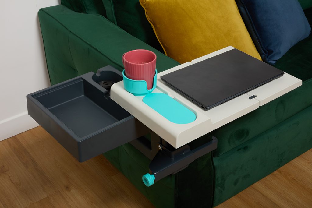 La Tablette Française - une nouvelle tablette ultra-fonctionnelle confortable pour accoudoirs de fauteuils ou canapés. Pour faciliter la vie des seniors, pour personnes en situation de handicap ou en convalescence ou pour le télétravail.