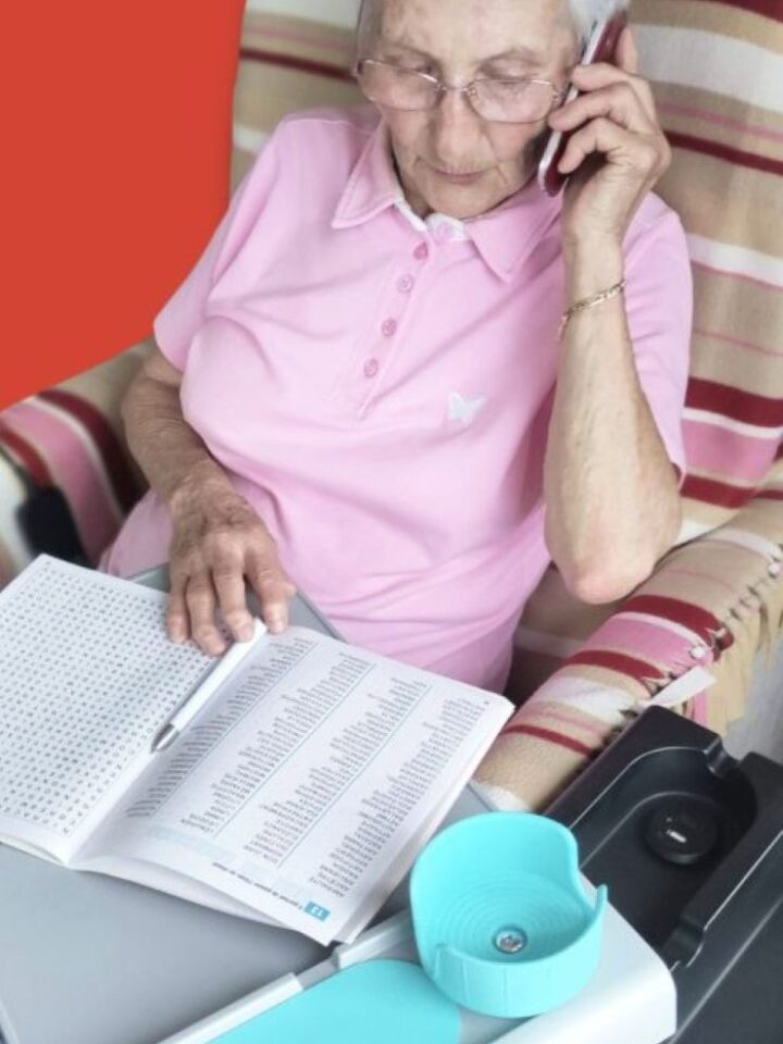 VisuelTabletteMamie La Tablette Française - une nouvelle tablette ultra-fonctionnelle confortable pour accoudoirs de fauteuils ou canapés. Pour faciliter la vie des seniors, pour personnes en situation de handicap ou en convalescence ou pour le télétravail.
