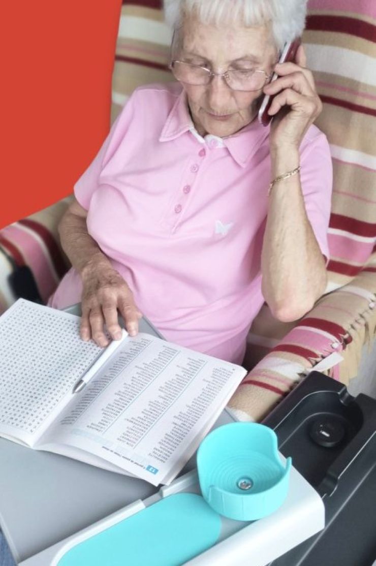 La Tablette Française - une nouvelle tablette ultra-fonctionnelle confortable pour accoudoirs de fauteuils ou canapés. Pour faciliter la vie des seniors, pour personnes en situation de handicap ou en convalescence ou pour le télétravail.